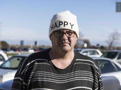 Quando individuiamo l'autoveicolo ad accoglierci c'� proprio Giuseppe. � un uomo alto, con i capelli neri e degli occhiali spessi che non riescono a celare le occhiaie di chi non dorme sogni tranquilli